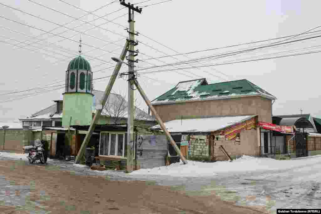 Ак-Жарда мектеп, бала бакча, ФАП жок, бирок үч мечит бар.&nbsp;