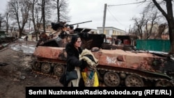 Buçanyň ýaşaýjysy Olga Azatlyk Radiosyna şeýle gürrüň berdi: «Kakam biziň jaýymyzy gurduryp ýörkä, onuň aşagyndan ýerzemin saldyryp: "Eger bir zat ýüze çykaýsa, bu siziň gaçybatalgaňyz bolar" diýdi. [Çozuşlar] başlanda, biz daşaryk seretdik, tanklaryň eýýäm howlymyza ok atýandygyny gördük. Biz şol ýerzemine girip, ýedi sagatlap şol ýerde oturdyk. Daşarda tanklaryň zynjyrlary elhenç ses edýärdi, gazaply söweş turdy». Iki tank olaryň tamynyň arkasynda penalandan soň, Olga hyýalynda dirilikden tamasyny üzendigini aýdýar... «Soňra daş çykyp, bu elhenç ýagdaýy gördük. Edil bir ahyrzaman» diýip, ol ýatlaýar.