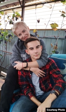 Богдан Пилипенко разом зі своєю мамою Ксенією. Фото з особистого архіву родини