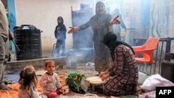 Газа тилкесинин түштүгүндө баш калкалап жаткан палестиндер.