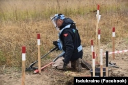 Працювати в полях групам розмінування стає дедалі складніше