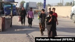 تعدادی از جوانانی که قصد رفتن به ایران را دارند و میخواهند از طریق نیمروز مسیر های دشوار و پر خطر را طی کنند