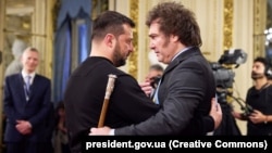 Ukrainanyň prezidenti Wolodymyr Zelenski (çepde) we Argentinanyň täze prezidenti Hawier Milei (Javier Milei). Buenos-Aýres, 10-njy dekabr, 2023 ý.