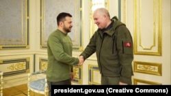 Литва передала Україні чергову партію військової допомоги (на ілюстративному фото президент України Володимир Зеленський і міністр оборони Литви Арвідас Анушаускас. Київ, 10 листопада 2023 року)