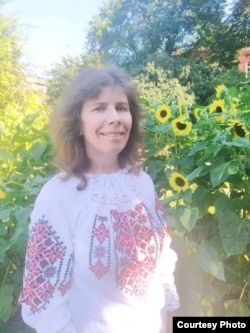 Леся Скорик в Німеччині, на тлі висаджених українцями соняхів