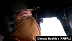 Антон у кабіні свого Мі-8 після повернення із чергового завдання