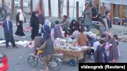 زنان در بسیاری از مواد در افغانستان به دلایلی چون از دست دادن مردان خانواده مجبور به خرید از بازار هستند.