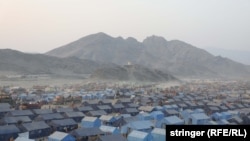 کمپ موقت که برای افغان های برگشت کننده از پاکستان در منطقه سرحدی تورخم ایجاد شده است