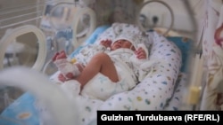 Төрөтканадагы ымыркай. Иллюстрациялык сүрөт.