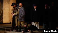 Т. Абдумомунов атындагы Кыргыз улуттук академиялык драма театры “Кылым карытар бир күн" спектаклин коюп жатат.