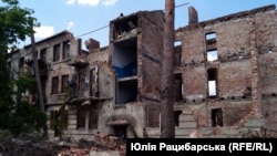 Лимандагы кыйраган үй. Украина. Иллюстрациялык сүрөт.