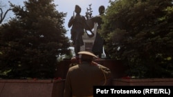 Памятник Алие Молдагуловой и Маншук Маметовой, Героям Советского Союза. Алматы, 9 мая 2022 года