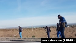 Aşgabat. Ýol gurluşygynda işleýän işçiler