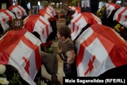 7 декабря в соборе Святой Троице в Тбилиси прошли похороны погибших в жестокой грузино-абхазской войне 1992-1993 годов. Абхазия, сепаратистский регион, недавно вернула останки грузинской стороне. Автор: Мзия Саганелидзе, грузинская редакция «Азаттыка».