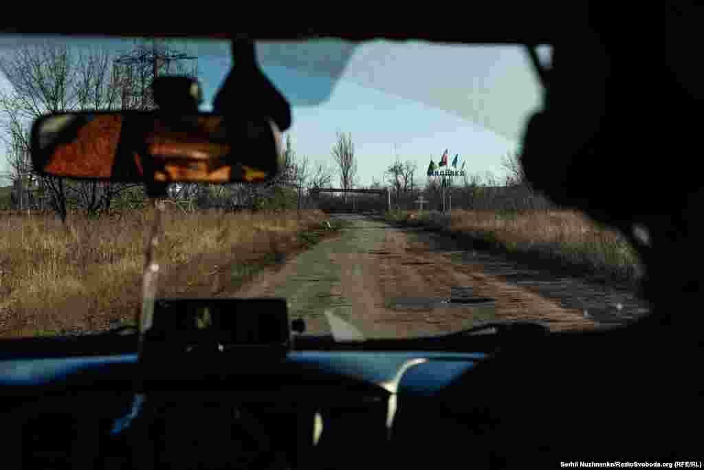 Як справжній автогонщик, водій на швидкості 130 км/год об&#39;їжджає ями й вирви від вибухів на єдиній &laquo;дорозі життя&raquo;. Заїжджаємо в Авдіївку...