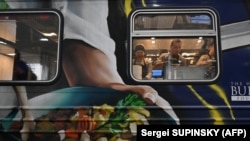 Кухарі готують їжу на першому рейсі потяга-кухні з Києва до Харкова. 23 листопада 2023 року.