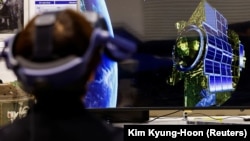 Симуляція приземлення супутника Smart Lander for Investigating Moon (SLIM) на об’єкті Японського агентства дослідження космосу в Саґаміхарі, Японія, 19 січня 2024 року