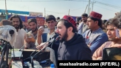 منظور پشتین رهبر جنبش تحفظ پشتونها در حال سخنرانی در یکی از گردهمایی که به طرفداری از مهاجرین افغان برگزار شده بود