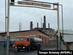 Глубокое кентінде совет кезінде салынған, жөндеуді жиі қажет ететін ескі қазандық әлі жұмыс істеп тұр. Шығыс Қазақстан облысы, 10 қараша, 2023 жыл