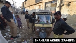 پولیس پاکستان در حال بررسی مسیر های رفت و آمد پاکستان در یکی از مناطق خیبر پشتونخواه 