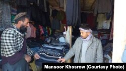 یک دکان لباس لیلامی در ولایت بامیان