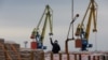 Вантажники в порту Маріуполя, жовтень 2023 року