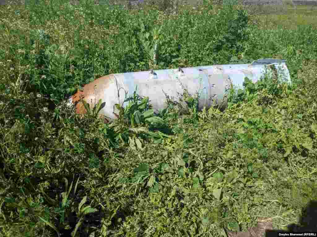 Нерозірвана російська авіабомба ФАБ-500 на території села. Село і околиці всипані такими&nbsp; слідами окупації&nbsp;