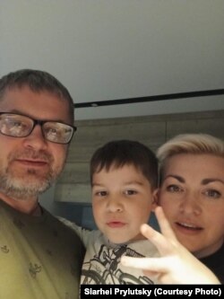 Паэт Сяргей Прылуцкі з сынам і жонкай