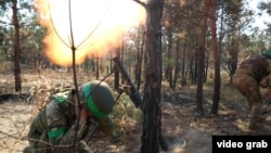 Бійці ЗСУ стріляють по позиціям ворога з міномету