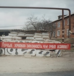 Референдум дIахьочу хенахь Нохчийчоь. 2003 шо, зазадокху-бутт. Сурт: Блюэнн Изамбар (Bleuenn Isambard)