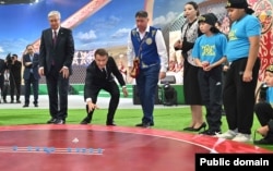 Касым-Жомарт Токаев и Эммануэль Макрон во время посещения выставки "Этноаул". Астана, 1 ноября 2023 года