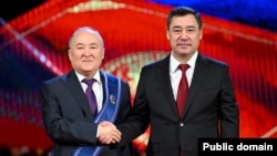 Мурат Укушов (слева) и президент Садыр Жапаров. 