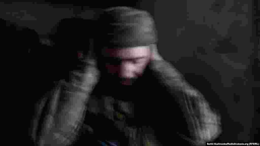 В якийсь момент у той же бік запускають ракети із РСЗО. Обстріл посилюється, навколо усе здригається, трясеться. Бійці перебувають в укритті, та, здається, що небо от-от обвалиться на голову.