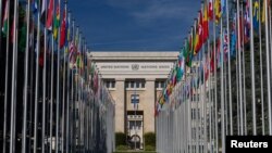 Алея сьцягоў у эўрапейскай штаб-кватэры Арганізацыі Аб'яднаных Нацый падчас пасяджэньня Рады правоў чалавека ў Жэнэве, Швайцарыя. Архіўнае фота