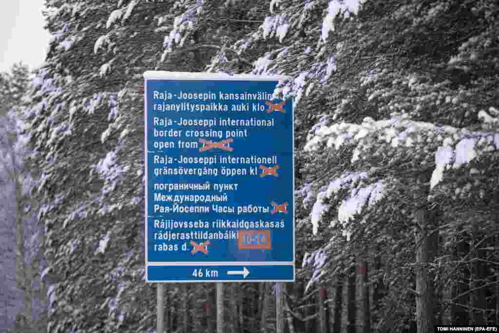 Дорожный указатель у пункта &laquo;Рая-Йоосеппи&raquo; на границе. Хельсинки обвиняет Москву в отправке мигрантов к границе в в качестве месте за решение Финляндии расширить военное сотрудничество с Соединенными Штатами. Кремль это обвинение отрицает &nbsp;