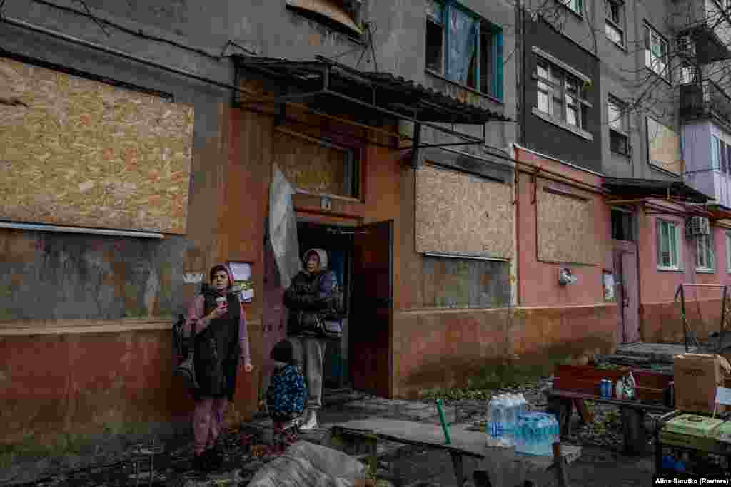 Мешканці спостерігають за роботою рятувальників на місці події.