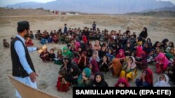 روز جهانی کودک در بسیاری از کشورهای جهان در حالی بزرگداشت می‌شود که در افغانستان بسیاری از کودکان بر اساس گفتۀ نهادهای بین‌المللی با گرسنگی و فقر والدین خود مواجه اند.