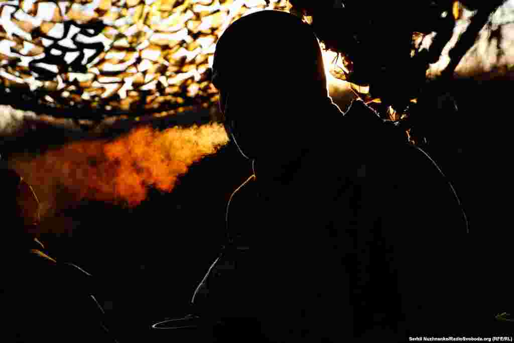 Бахмуттун жанында жайгашкан украин армиясынын аткычтар бөлүгүнүн жоокери тыным алып, чылым чегип отурат. 2023-жылдын декабрь айы.&nbsp; &nbsp;