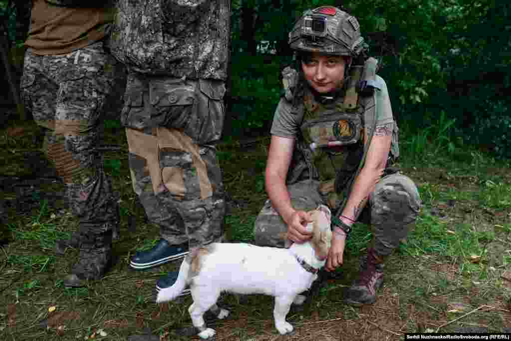 Дзвенислава, 27 років. Зі Львова &laquo;У цивільному житті я була архітектором, працювала у великих компаніях, а зараз я бойовий медик роти 47-ї окремої механізованої бригади &laquo;Магура&raquo; апорізький напрямок, червень 2023 року. &laquo;Сьогодні тільки одне слово &ndash; &laquo;молодці&raquo;. Тільки одна емоція &ndash; вдячність. І тільки одне побажання &ndash; перемогти. Командири, будь ласка, бережіть своїх солдатів. Бережіть себе, будьте собою. Я вітаю вас з Днем Збройних сил України!&raquo; &ndash; сказав президент Зеленський 6 грудня 2023 року.