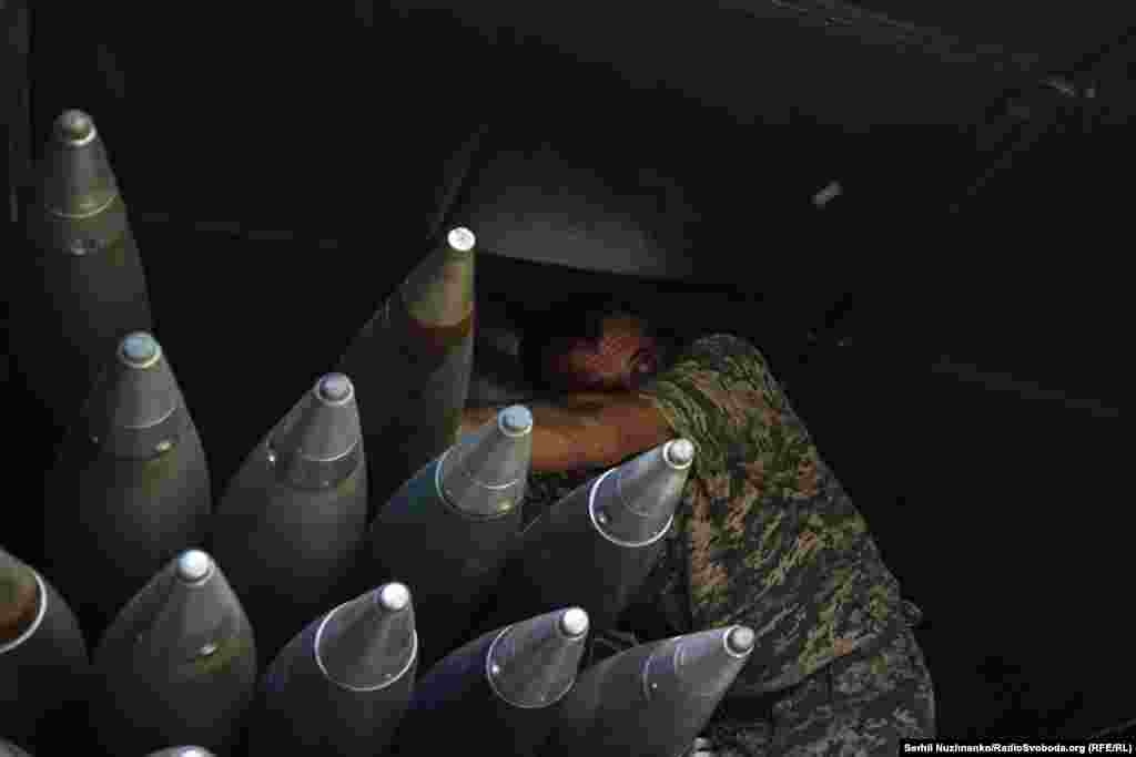 &laquo;Піт артилерії рятує кров піхоти&raquo; Військові 24-ї ОМБр імені короля Данила заряджають реактивну систему залпового вогню БМ-21 &laquo;Град&raquo; Бахмутський&nbsp;напрямок, травень 2023 року. ЗСУ складаються із Сухопутних та Десантно-штурмових військ, Сил спеціальних операцій, Повітряних та Військово-морських сил. Окрім основних родів військ, до складу ЗСУ входять підрозділи Територіальної оборони, Військова служба правопорядку, Медична, Капеланська, Юридична та Соціально-психологічна служби