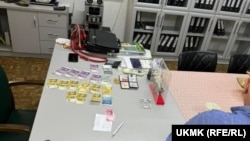 Бишкек шаарындагы мектептердин биринде пара катары алынган акча. УКМК тараткан сүрөт.