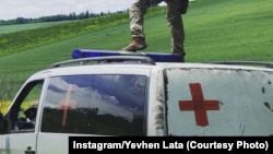 Медичний автомобіль поблизу фронту, фото ілюстративне