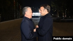 Өзбекстандын президенти Шавкат Мирзиёев Франциянын президенти Эммануэл Макронду күтүп алууда. Самарканд, 2023-жыл, 1-ноябрь.