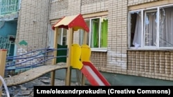 Зокрема, зазначає Офіс генпрокурора, 31 грудня внаслідок російського обстрілу Херсона загинув 11-річний хлопчик, ще один 9 років зазнав поранень