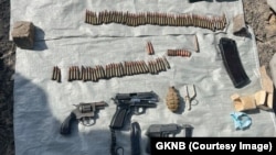 Ош шаарынын “Амир-Тимур” кичи районунан табылган курал-жарак жана ок-дары.