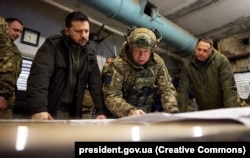 Президент України Володимир Зеленський (ліворуч) у передовому командному пункті оборонців Купʼянська на Харківщині, 30 листопада 2023 року. Поруч із ним генерал Олександр Сирський і керівник Офісу президента Андрій Єрмак