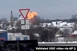 Вибух на місці падіння російського військово-транспортного літака, зафільмований очевидцями у центрі села Яблонове Бєлгородської області 24 січня 2024 року