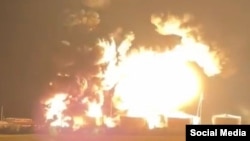 Ростов облусундагы мунай базада тутанган өрт. 28-август, 2024-жыл.  Социалдык тармактардан алынган сүрөт.