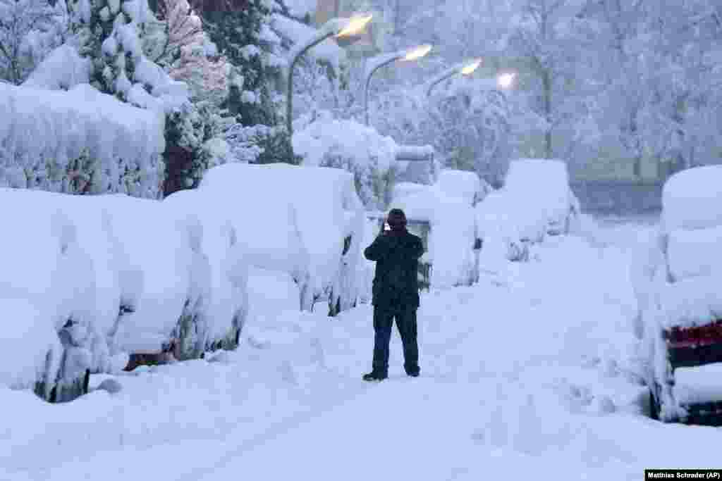 Очарованный выпавшим снегом мужчина. 2 декабря.