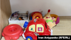 За даними слідства, в період окупації Херсона жінки примусово вивезли до Росії двох неповнолітніх вихованців місцевого дитячого будинку